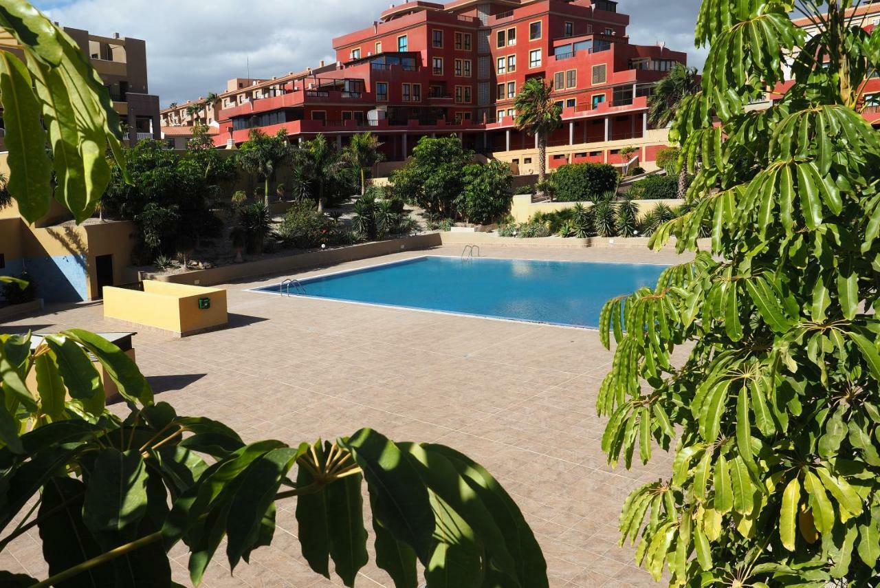 La Perla: Sea View And Pool Apartment